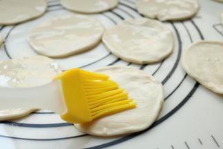 擀好的面片用刷子刷一层薄油，5个一摞摞起来。