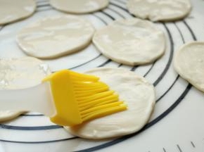 擀好的面片用刷子刷一层薄油，5个一摞摞起来。