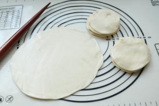 依次把三摞饼擀波，因为刷了油不用担心会黏到一起。