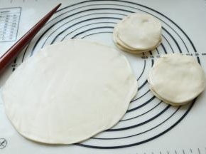 依次把三摞饼擀波，因为刷了油不用担心会黏到一起。