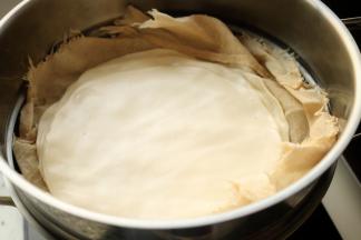 擀好的饼放进蒸锅里，上汽后蒸10分钟。