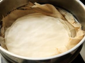 擀好的饼放进蒸锅里，上汽后蒸10分钟。