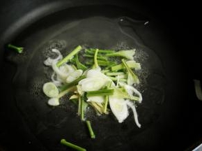 炒锅放油，先放入香菜茎葱姜丝炒香。