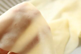 这时候饼也蒸熟了。轻轻一揭就能揭开了，饼皮透亮，薄如蝉翼，非常漂亮诱人。