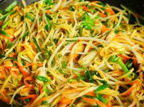 再根据蔬菜的易熟程度依次放入蔬菜炒熟。我这些蔬菜的顺序是胡萝卜、香菇、豆腐皮、豆芽、土豆丝、韭菜和香菜。最后加盐和五香粉调味，淋入少许芝麻油提香。