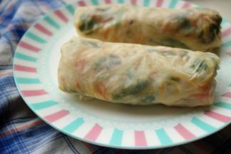 卷起来，薄如蝉翼的春饼能透出来蔬菜的五颜六色，很有食欲。