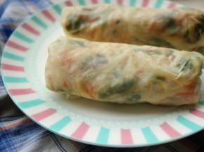 卷起来，薄如蝉翼的春饼能透出来蔬菜的五颜六色，很有食欲。