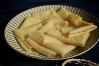 蒸好的春饼全部揭开，又软又薄，趁热吃。