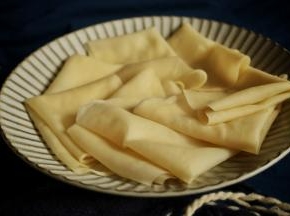 蒸好的春饼全部揭开，又软又薄，趁热吃。