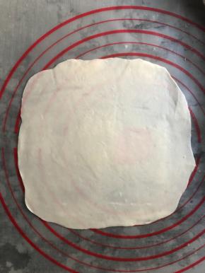 擀成大圆饼
