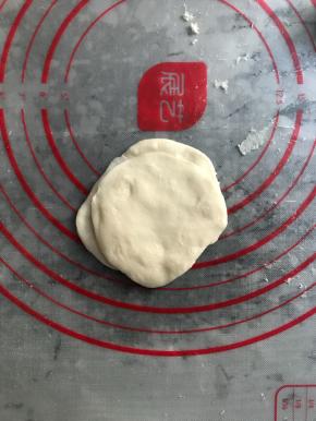 两个小圆饼中间抹上一层油，叠在一起