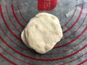 两个小圆饼中间抹上一层油，叠在一起