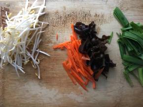 所有配菜材料切成丝