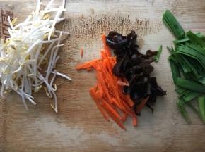 所有配菜材料切成丝