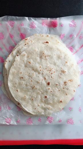 放进锅里小火烙熟，再趁热撕成两张饼