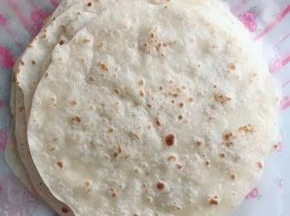 放进锅里小火烙熟，再趁热撕成两张饼
