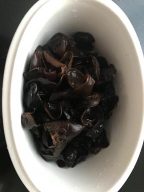黑木耳泡发切丝