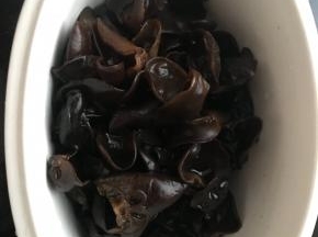 黑木耳泡发切丝