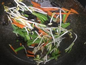 倒入绿豆芽和韭菜炒熟