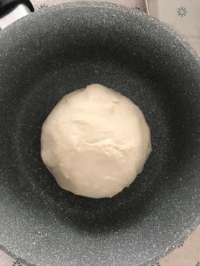 用手揉成面团，盖上盖子醒发30分钟