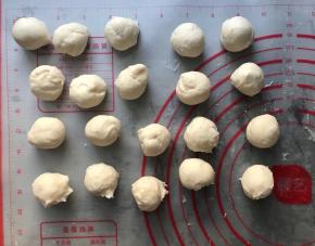 醒发好的面团均匀分成20个剂子