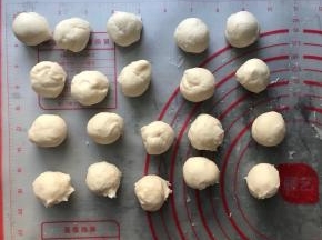 醒发好的面团均匀分成20个剂子
