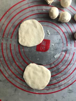 案板上抹油，取两个剂子按扁成圆形