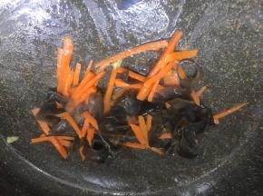 先入黑木耳丝和胡萝卜丝炒软