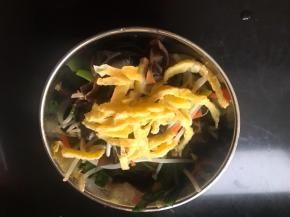 盛进碗里拌入蛋丝