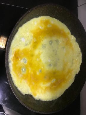 鸡蛋打散，摊成蛋皮并切成丝