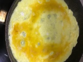 鸡蛋打散，摊成蛋皮并切成丝