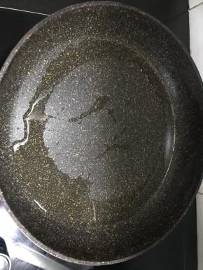 锅里放油，放少许盐