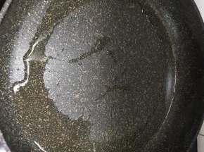 锅里放油，放少许盐