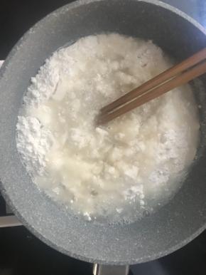 一边加入热水，一边用筷子搅拌