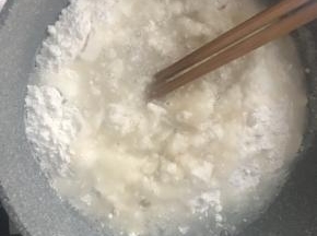 一边加入热水，一边用筷子搅拌