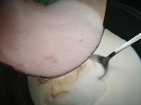 小锅中倒入牛奶 椰浆 淡奶油 白糖 小火加热