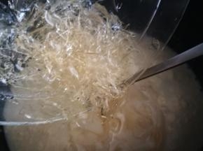 将凉水泡软的丁吉利片 捞出放入锅中 搅拌直至融化 关火