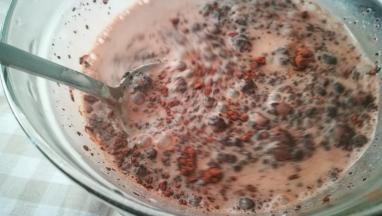 将煮好的椰奶浆分成两份 其中一份中倒入可可粉 拌匀