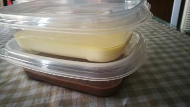 分别装在两个保鲜盒中 放入冰箱冷藏至少四个小时