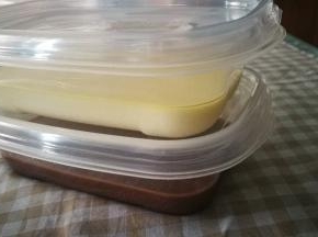 分别装在两个保鲜盒中 放入冰箱冷藏至少四个小时