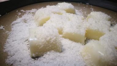 将保鲜盒取出 倒出奶冻 切小块儿 裹上椰蓉