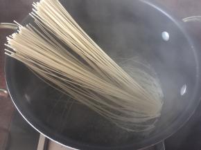 面条先煮软后过冷水沥干备用