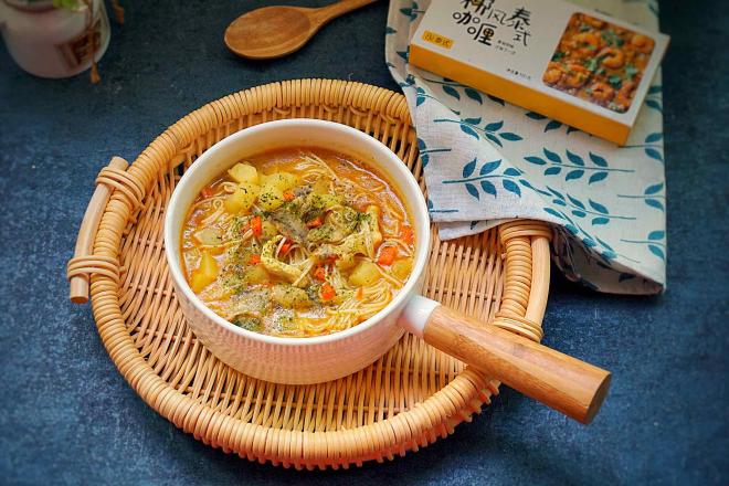 泰式咖喱鸡肉面汤