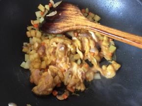 放入面条煮至沸腾即可