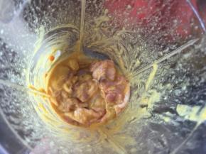 再放入鸡肉腌制10分钟