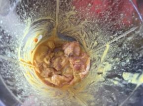 再放入鸡肉腌制10分钟