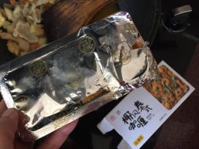 再放入一块安记咖喱，加入适量开水煮至咖喱融化