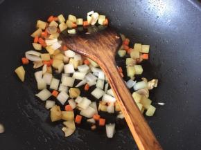 然后放入洋葱炒至洋葱变金黄色