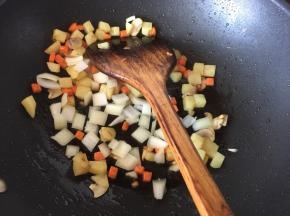 然后放入洋葱炒至洋葱变金黄色
