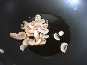 锅里热油后加入白蘑菇煸出香味